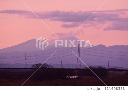 群馬　河川敷から望む浅間山の景色 111498528