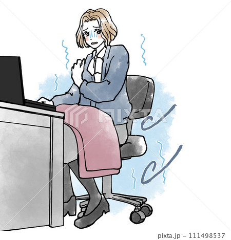 オフィスで足元が冷える女性社員 111498537