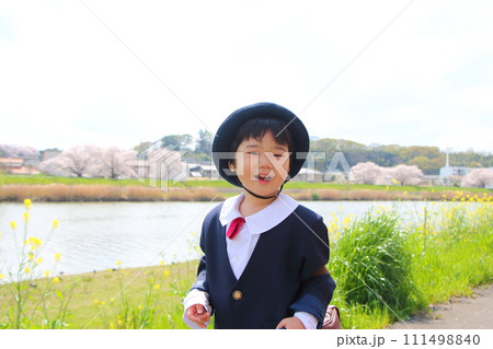 幼稚園の制服を着た幼児　入園式　卒園式 111498840