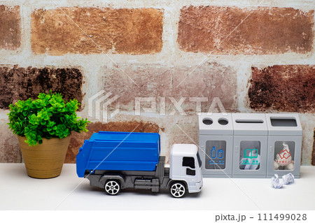 分別用のゴミ箱とゴミ収集車のイメージ 111499028