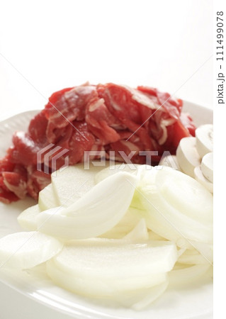 牛肉と玉ねぎとマッシュルーム 111499078