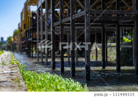 京都府　京都市　鴨川　関西　近畿地方　都市　夏　観光　神社　仏閣　寺　伝統文化　都　川床　納涼　食事 111499315