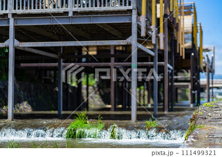 京都府　京都市　鴨川　関西　近畿地方　都市　夏　観光　神社　仏閣　寺　伝統文化　都　川床　納涼　食事 111499321