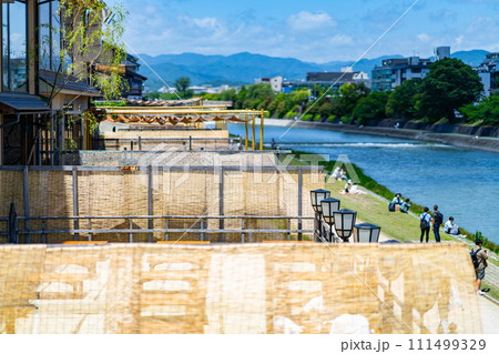 京都府　京都市　鴨川　関西　近畿地方　都市　夏　観光　神社　仏閣　寺　伝統文化　都　川床　納涼　食事 111499329