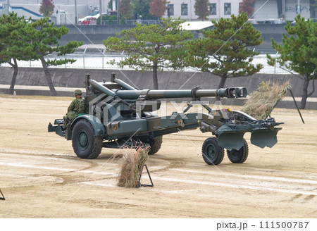 自走して撤収する陸上自衛隊の155mm榴弾砲 111500787