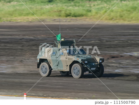 訓練展示に参加する陸上自衛隊の軽装甲機動車 111500790
