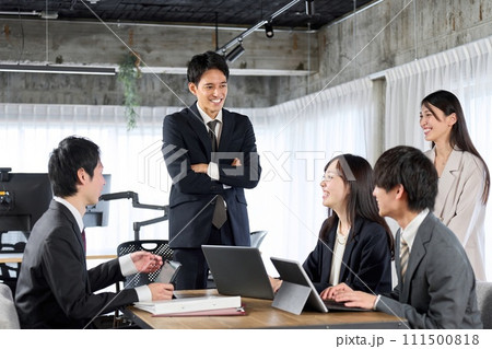 グループでミーティングをするアジア人ビジネスパーソン 111500818
