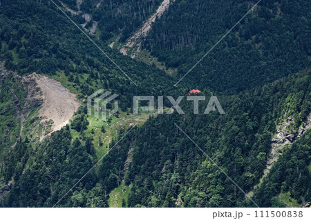 南アルプス・上河内岳から見る聖平と聖平小屋 南アルプス・上河内岳から見る聖平と聖平小屋 111500838