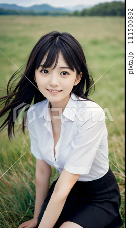 緑の大地で笑顔で見つめる若い女性 111500892