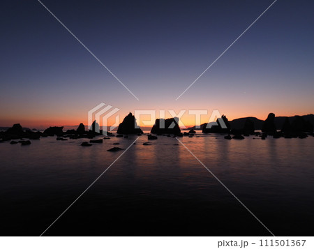 橋杭岩の夜明け、静かな海 111501367