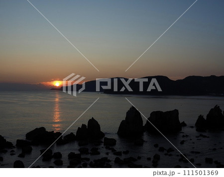 和歌山 串本町 橋杭岩の日の出 和歌山 串本町 橋杭岩の日の出 111501369