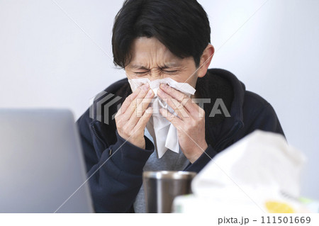 花粉症が辛い男性　花粉症イメージ 111501669