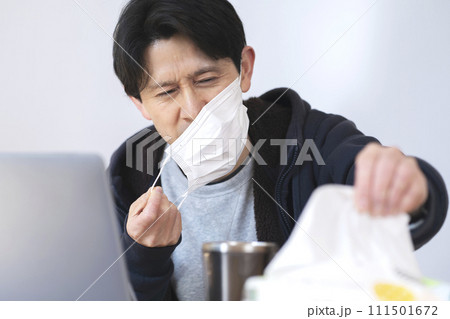 花粉症が辛い男性 花粉症イメージ 花粉症が辛い男性 花粉症イメージ 111501672