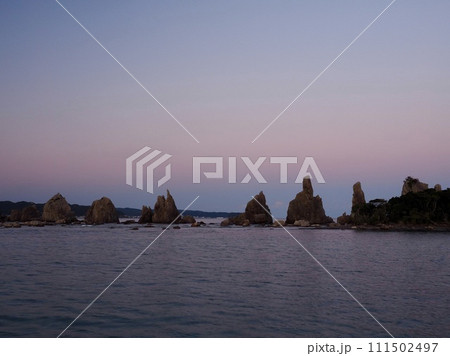 和歌山串本町　橋杭岩の夕景 111502497