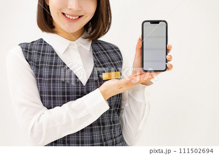 若い女性　ビジネス　20代　制服　スマホ 111502694