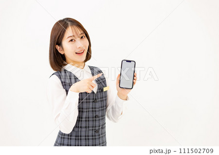 若い女性 ビジネス 20代 制服 スマホ 若い女性 ビジネス 20代 制服 スマホ 111502709