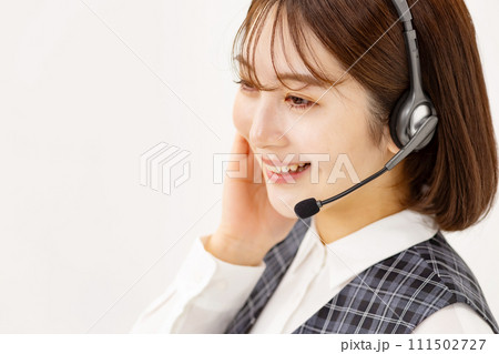 若い女性　ビジネス　20代　制服　ヘッドセット 111502727