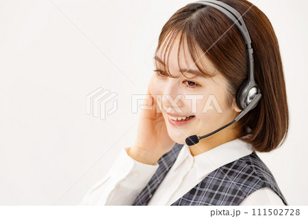若い女性　ビジネス　20代　制服　ヘッドセット 111502728