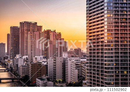 田町（港区）のビル群と夕景 111502902