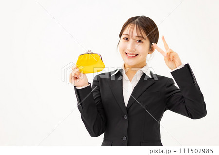 若い女性　ビジネス　財布　ピース 111502985