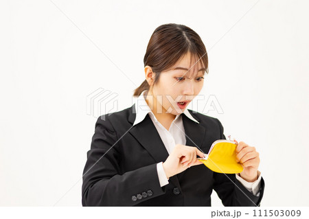 若い女性　ビジネス　財布　悩む 111503009