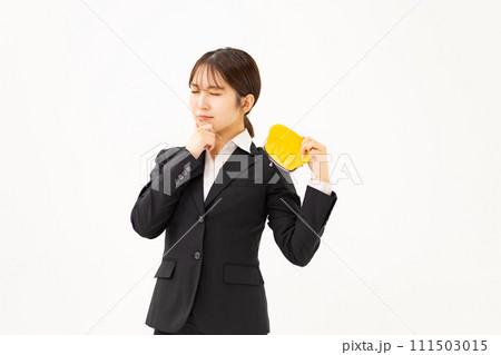 若い女性　ビジネス　財布　悩む 111503015