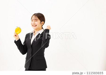 若い女性 ビジネス 財布 ガッツポーズ 若い女性 ビジネス 財布 ガッツポーズ 111503035