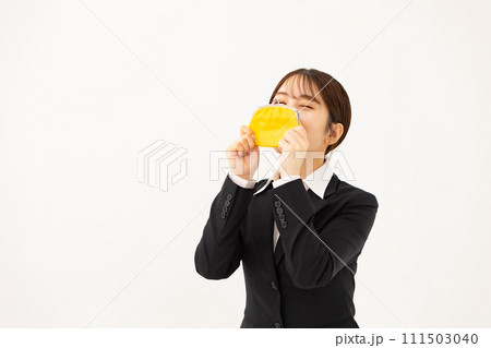 若い女性　ビジネス　財布　キス 111503040