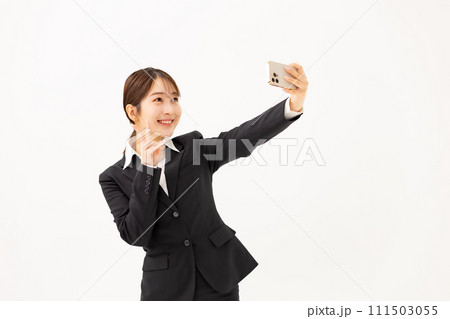 若い女性　ビジネス　スマホ　ピース 111503055
