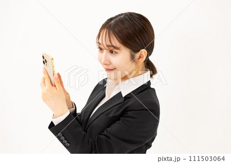 若い女性 ビジネス スマホ 若い女性 ビジネス スマホ 111503064