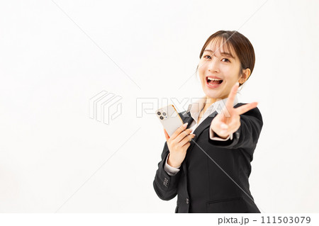 若い女性 ビジネス スマホ ピース 若い女性 ビジネス スマホ ピース 111503079