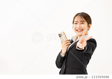 若い女性　ビジネス　スマホ　ピース 111503080