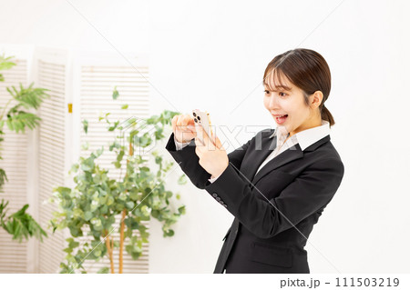 若い女性　ビジネス　スマホ 111503219