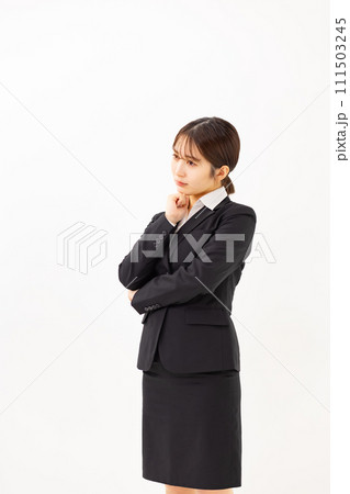 若い女性　ビジネス　20代　悩む　縦 111503245