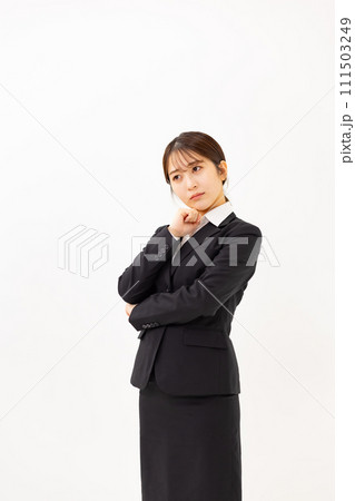 若い女性　ビジネス　20代　悩む　縦 111503249