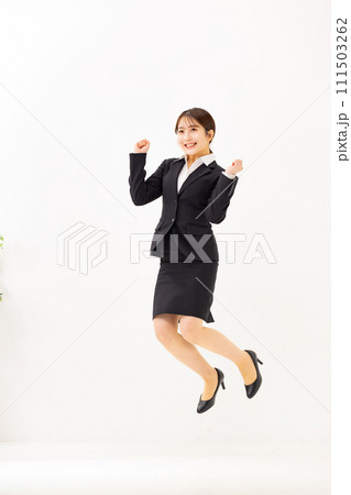 若い女性　ビジネス　20代　ガッツポーズ 111503262