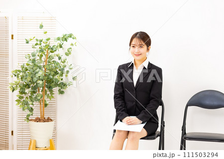 若い女性　ビジネス　20代　座る 111503294