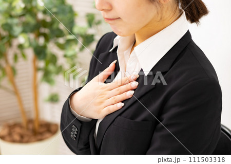 若い女性　ビジネス　20代　座る　顔なし 111503318