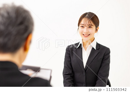若い女性　ビジネス　20代　面接 111503342