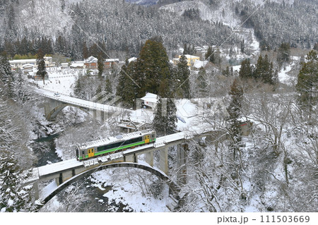 雪景色の只見線 111503669