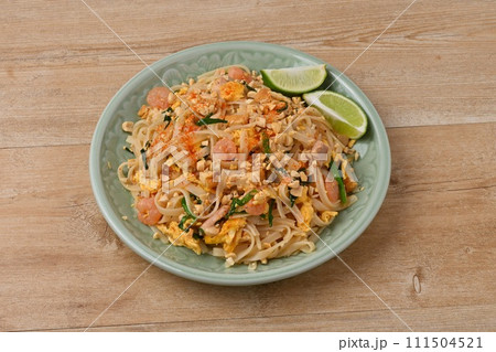 タイ料理、パッタイ、タイ風焼きそば、エスニック料理。もやし、エビ、鶏肉、ニラ、卵。ライムを添えて。 タイ料理、パッタイ、タイ風焼きそば、エスニック料理。もやし、エビ、鶏肉、ニラ、卵。ライムを添えて。 111504521