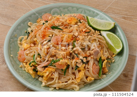 タイ料理、パッタイ、タイ風焼きそば、エスニック料理。もやし、エビ、鶏肉、ニラ、卵。ライムを添えて。 111504524