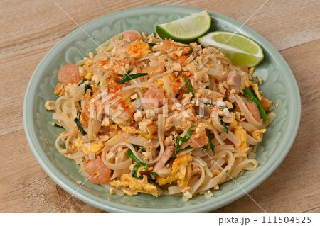 タイ料理、パッタイ、タイ風焼きそば、エスニック料理。もやし、エビ、鶏肉、ニラ、卵。ライムを添えて。 タイ料理、パッタイ、タイ風焼きそば、エスニック料理。もやし、エビ、鶏肉、ニラ、卵。ライムを添えて。 111504525
