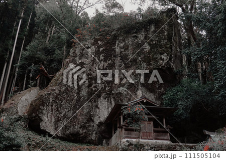 巨大な岩のある神社 111505104