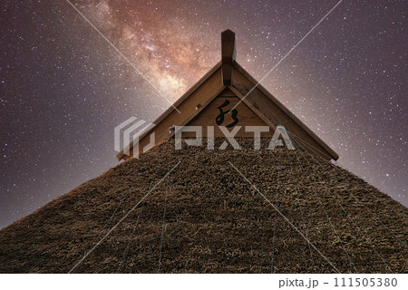 星明りに照らされる、日本の古い茅葺き屋根の民家 111505380