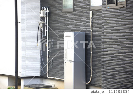 プロパンガス給湯器の工事の様子 プロパンガス給湯器の工事の様子 111505854