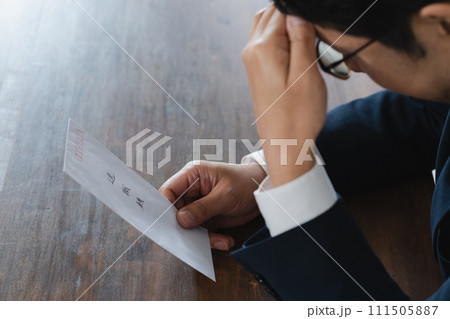 辞表を手に悩むビジネスマン 111505887
