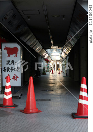 都会の地下商店街 111506043