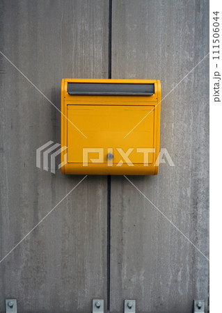 黄色い郵便受け 111506044