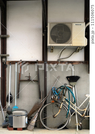 古い民家の勝手口 古い民家の勝手口 111506075